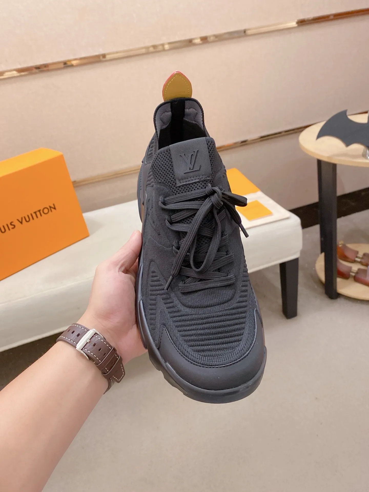 Men's Men's Shoes💰: 620💰The high version of the LV Runner Tatic sneakers are made of a whole piece of technical knitting to create an easy-to-take-on design, and are trimmed with cow leather to outline the upper. The LV logo on the side creates a dynamic feel among the textures, and the leather back strap is shaped like the handle fasteners in the Louis Vuitton leather goods collection. Mixed materials Laces Louis Vuitton accents Rubber outsole with Vuitton logo Size 39-44 Customizable 38.45.46